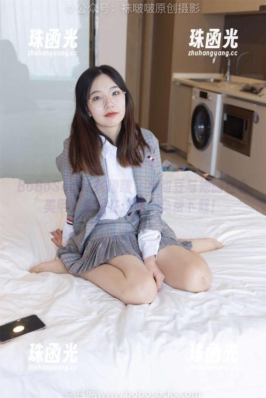 BoBoSocks袜啵啵-小甜豆 BoBoSocks袜啵啵 - 小甜豆与她的红色美甲,原图在这儿,免费下载!