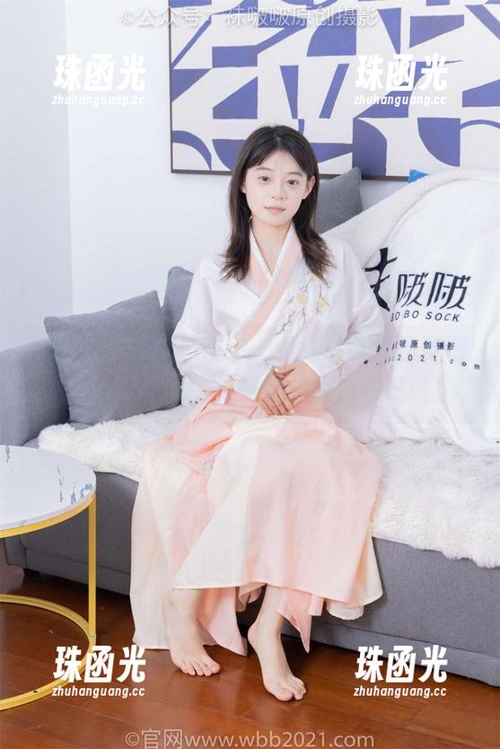 BoBoSocks袜啵啵-甜甜圈 BoBoSocks袜啵啵 - 低跟鞋美图,甜甜圈太会挑搭了,这种风格我也想试试!