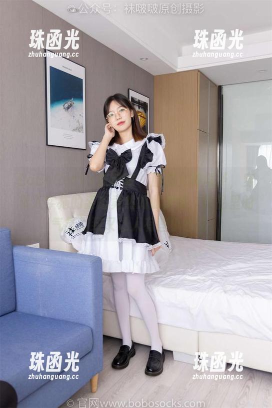 BoBoSocks袜啵啵 - 原图女神稚予，穿着人字拖的姿态竟然如此随性，作品里的气氛别致又让人有些小悸动。