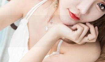 GIRLT果团网 - 每一张私房美图里，短裙和萌神妹妹真是绝配。