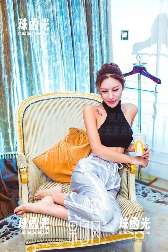 GIRLT果团网 果团网这条黑色连体网袜,照片里的光线也太犯规了吧,完全无圣光!