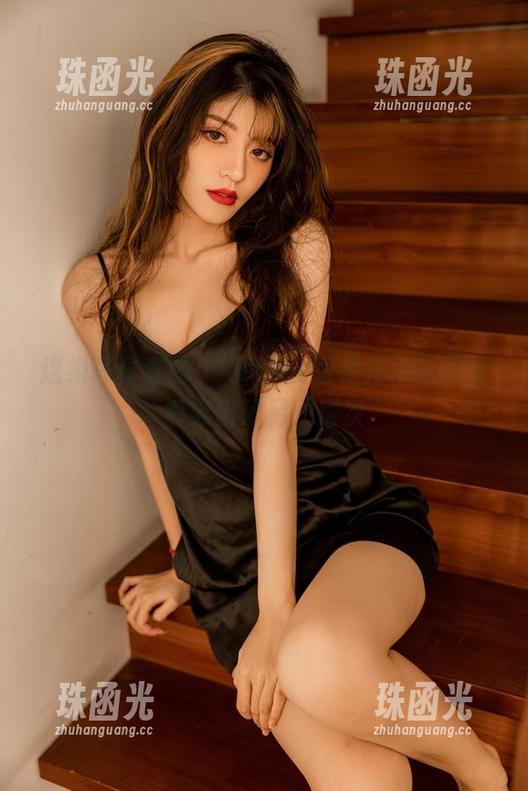 这组写真套图，Kettoe直接把灰丝吊带裤穿出了另一层次