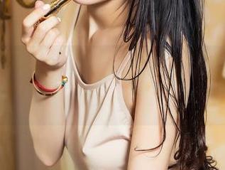 TouTiao头条女神 - 娜依灵儿这组牛仔裤美图，真让人心中起了丝丝骚动。