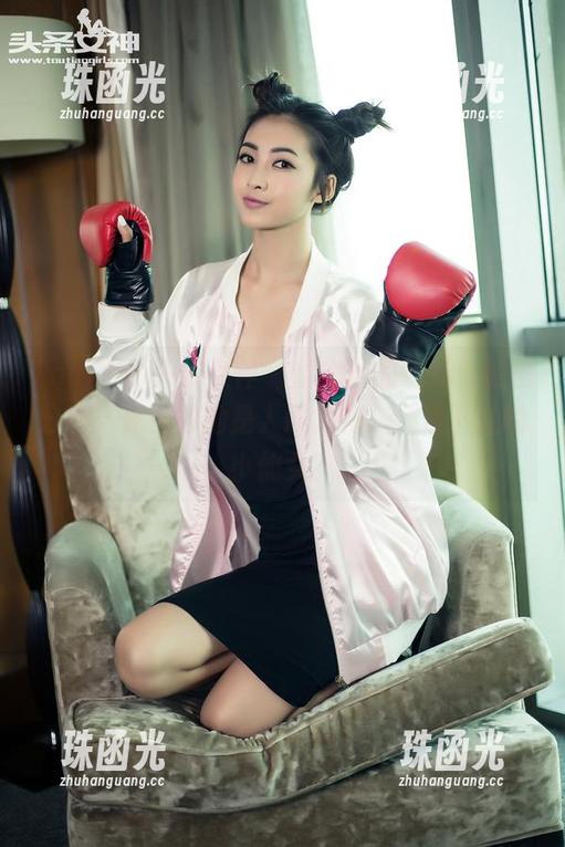TouTiao头条女神 - 童安琪的清纯，原图分享：你觉得她是人间尤物，还是下凡的小仙女？