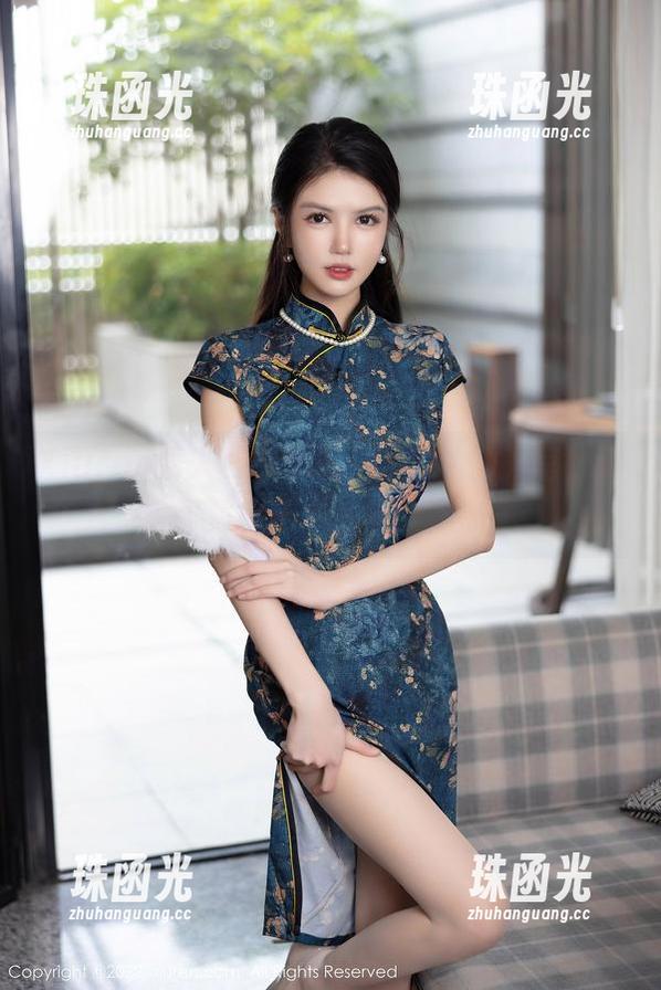 Xiuren秀人网 - sophie余冰的教室，高清图集中藏着的不止是书本