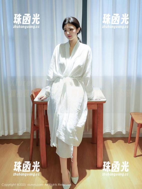 Xiuren秀人网-小紫儿 Xiuren秀人网 - 原图疯狂打卡:小紫儿旗袍装,走在街上,阿姨们都得给个好评吧!