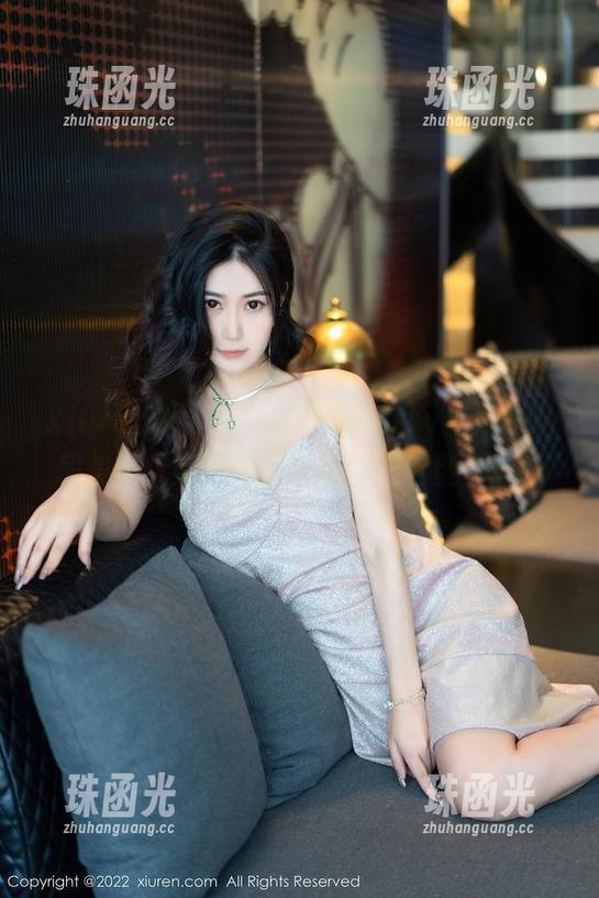 Xiuren秀人网 - 沈佳熹Kitty星辰的私房美图：原来素足也能撑起这整个画面
