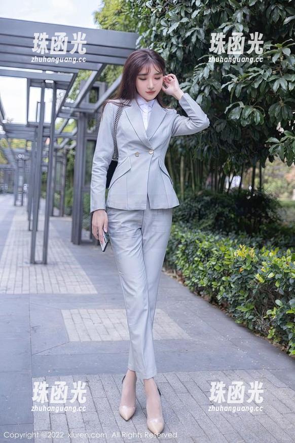 Xiuren秀人网 - 美七mia泳池合集：在透明的水波中暢遊的日子