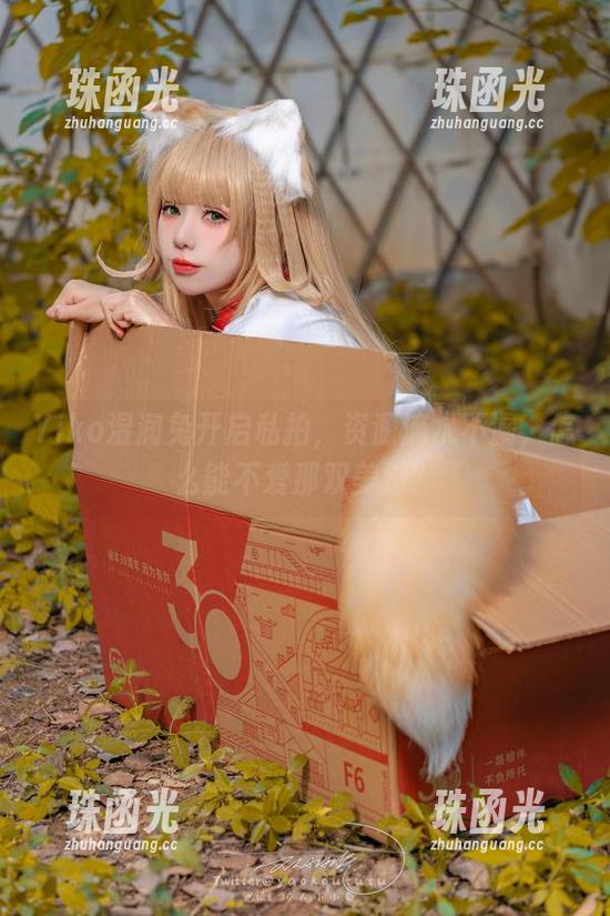 Yiko湿润兔开启私拍，资源滴水不漏，怎么能不爱那双美脚？