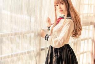 在室内追剧也能开出新花样，Yoko宅夏的美图资源和裤里丝慢慢成了最佳搭档！