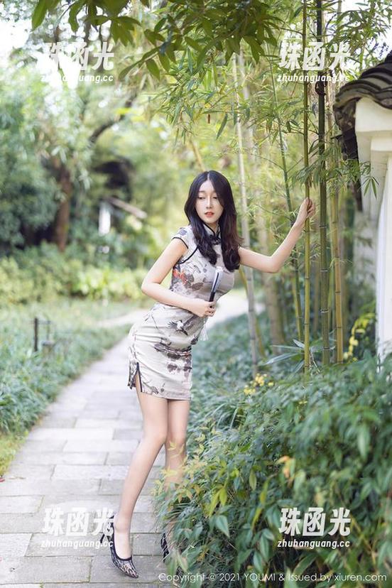 YouMi尤蜜荟-潘琳琳ber YouMi尤蜜荟 - 厨娘潘琳琳ber的原图,侧颜太诱惑,锅铲都妥协了