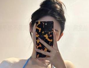 微密圈 - 图集中的不爱笑的赛琳：她的眼镜，完全抢镜。快来下载一波！