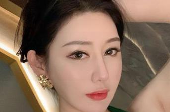 微密圈 - 办公室里的不务正业，不爱笑的赛琳的写真集下载后是否能改善我的工作态度？