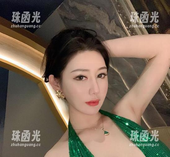 微密圈 - 办公室里的不务正业，不爱笑的赛琳的写真集下载后是否能改善我的工作态度？