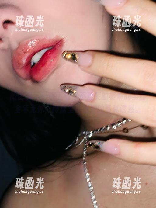 微密圈 - 一键下载，不爱笑的赛琳的黑丝全年无休，网盘里尽是她的写真诱惑。