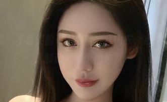 微密圈 - 看，不爱笑的赛琳穿着火红内衣，心里咕噜咕噜地转动着哪个图包？