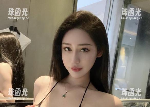 不爱笑的赛琳 微密圈 - 看,不爱笑的赛琳穿着火红内衣,心里咕噜咕噜地转动着哪个图包?