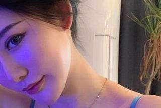 微密圈 - 不爱笑的赛琳的教室写真，欢迎来到光与影的玩闹时刻！