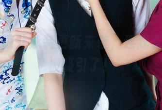 丽柜 - 凉儿泳装更新来袭，连我家的狗都被吸引了！