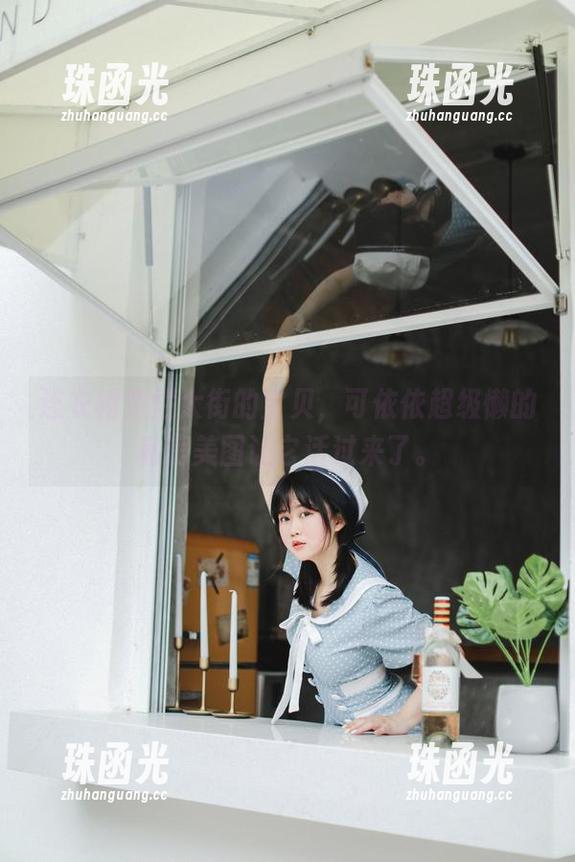 依依超级懒 连衣裙是烂大街的宝贝,可依依超级懒的私房美图让它活过来了。