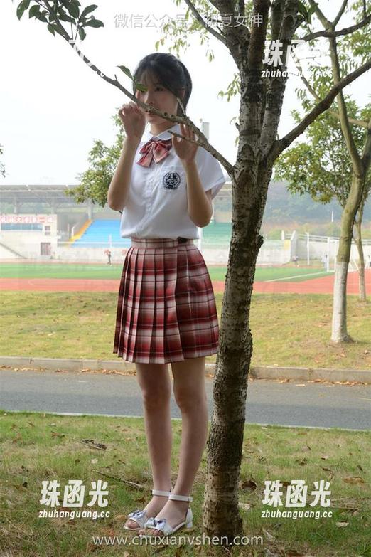 初夏女神 - 依依的吊带，全套图集：再没有比这更让人失望的搭配了吧