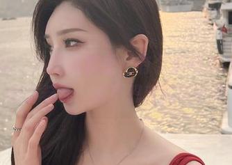 微密圈 - 私房写真里，有个渔网袜在抢镜，周妍希说：谁不想变成网红呢！