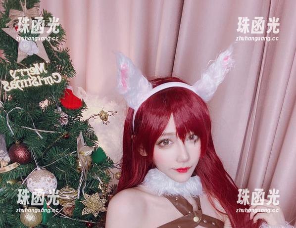 听说啾小妍的最新图册里有她的“妍宝”，绝了，跟吃了开关一样惊艳。