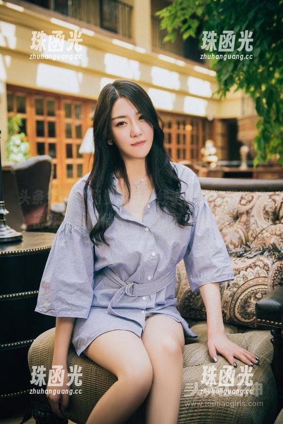 头条女神 - 杨曼妮最新线上图集，哦，秘密在这里悄悄等着，希冀你能发现。