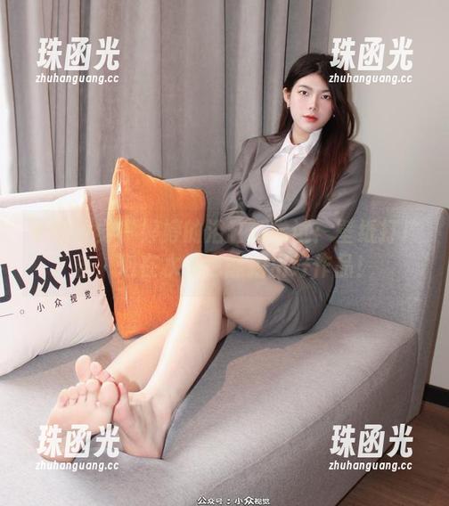 小众视觉-婷婷 小众视觉 - 婷婷的浴缸新尝试:壁纸打广告,泡在水里也能拍出好作品!