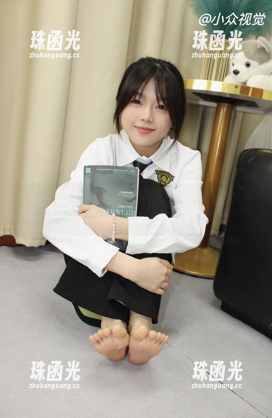小众视觉 - 敏儿的女仆写真，真心觉得每一张都流露出一丝淡淡的俏皮。