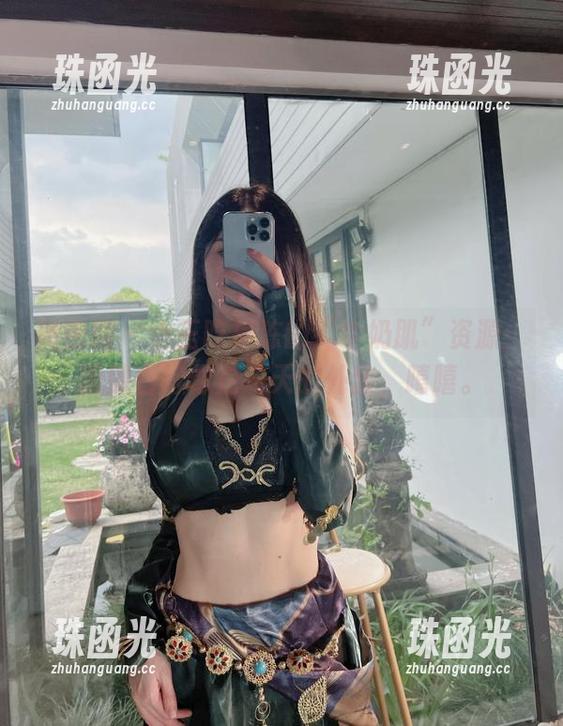 微密圈 - 小玉吃果冻的“牛奶肌”资源：肌肤白得像是冬天的外套，嘻嘻。