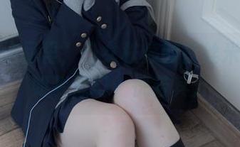 这全套作品里，少女秩序的白丝米色短裙如梦似幻，恍若其分