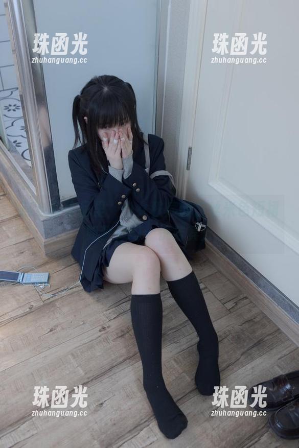 这全套作品里，少女秩序的白丝米色短裙如梦似幻，恍若其分