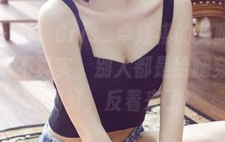 尤物馆 - 哇，Cris_卓娅祺的美腿壁纸，真是美得不真实，别人都是给腿穿衣服，她倒好，反着来了！