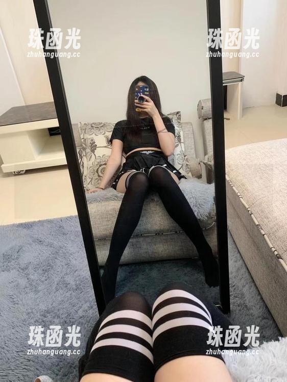 微密圈 - 在泳池里，提袜少女和她的美图分享时光