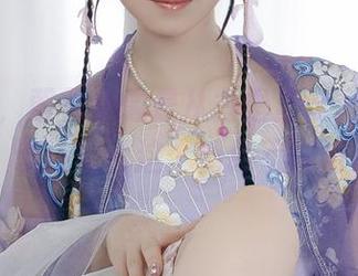 图片里，朝雾爱像是从古堡里走出来的公主，谁还敢说这个婚纱不够俏皮？