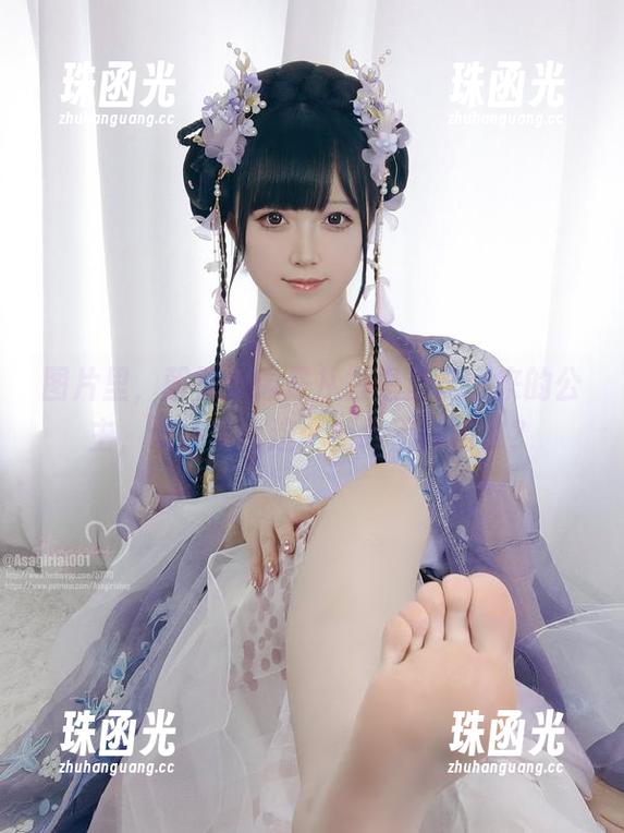 图片里，朝雾爱像是从古堡里走出来的公主，谁还敢说这个婚纱不够俏皮？