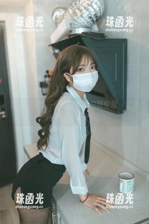 丝袜与美图，杏仁曲奇的拍照觉醒，这风格让人意外反转。