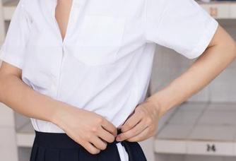 波萝社 - 夏美酱：泳池嬉戏，好像前面那水面也在偷瞧，高清图库任你翻。