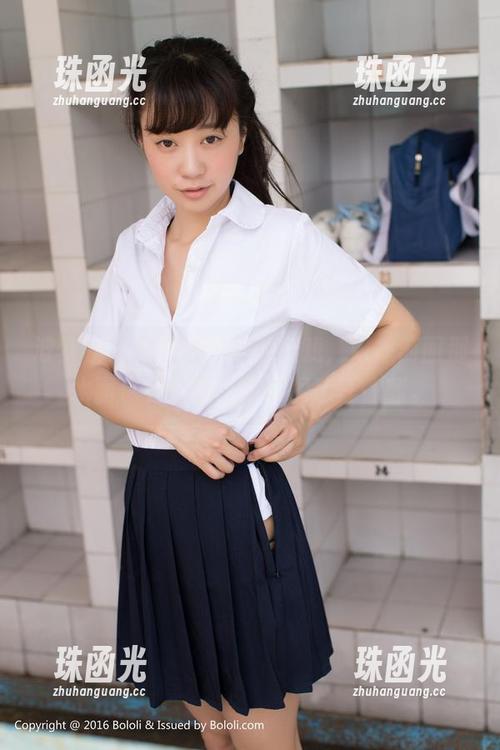 波萝社 - 夏美酱：泳池嬉戏，好像前面那水面也在偷瞧，高清图库任你翻。