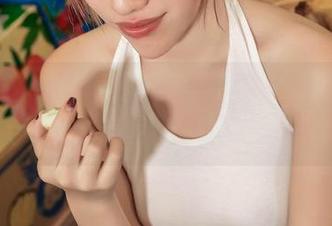 爱丝 - 瑶瑶的私房照片，制服look好像比人还抢眼...