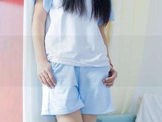 物恋传媒 - 想要装睡又怕被发现？菜菜的睡衣图包偷偷下载来备用！
