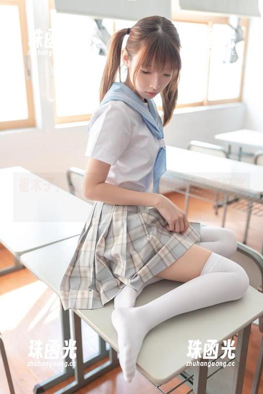 祖木子：看这大长腿，连图片都显得好高啊！