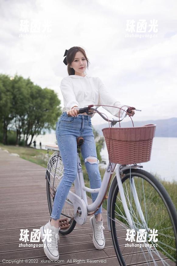 秀人网-Elise谭晓彤 秀人网 - 私房高跟鞋与Elise谭晓彤,生活里这些小尴尬你有遇到吗?
