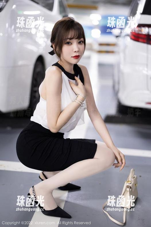 秀人网 - 不可思议的组合，林文文yooki最新写真集打开了我新的审美视野，奶牛成了主角？