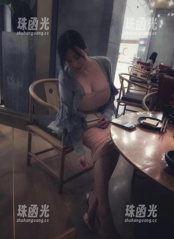 微密圈 - 体验一下在线的紫色哒豚豚，白丝包裹下的美图让我想到一些可爱的小幻想。
