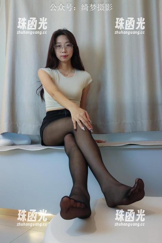 绮梦摄影 - “月月”的丝袜高清图包，别怪我提醒你：别盯太久，呃，可能会走神。