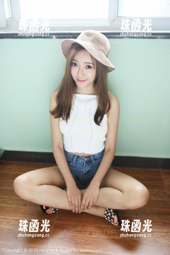 美媛馆 - 杨晓青儿婚纱精选：比心的姿势再搭配这婚纱，摄影师快按快门啊！