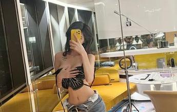 微密圈 - 葛征的私房略显跳脱，快来看那套丝袜制服