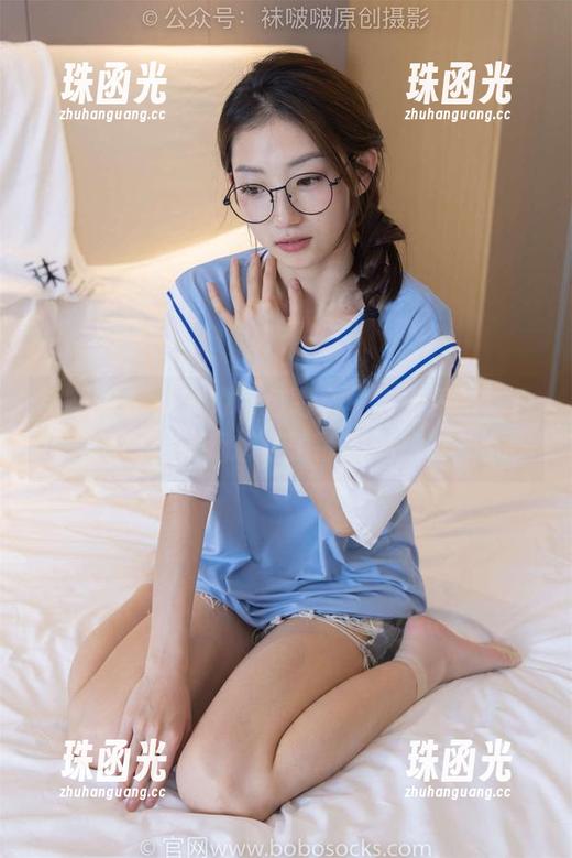 袜啵啵-小淳 袜啵啵 - 小淳的白色写真集终于更新:白得让我想起了冰淇淋!